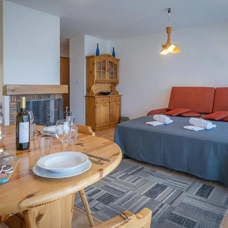 Austral 204 By Interhome *